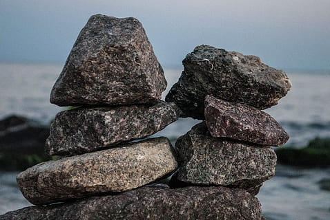 sten, zen, sindsro, stak, granit, sten-, klippe, solid, rock-objekt, fokus på forgrunden, balance, sten - objekt, tekstureret, natur, ingen mennesker, dag, vand, himmel, tæt på, udendørs, hav, zen-lignende, ro, ru, stable rock, rullesten, 2K, CC0, offentligt domæne, royaltyfrie
