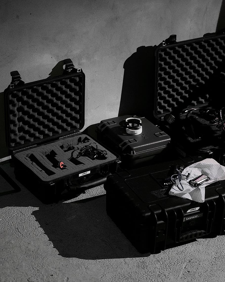 casos durs negres, càmera, electrònica, negre, adaptador, càmera de vídeo, amplificador, blanc i negre, estètic, equipament, senzillesa, apagada, caixa negra, maletes, tecnologia, mínim, monocroma, càmera digital, reproductor de cassets, projector, ordinador, cap gent, a l'interior, taula, estil retro, cultura i entreteniment artístic, temes de fotografia, càmera - equip fotogràfic, primer pla, natura morta, dia, relaxació, música, llum solar, equip fotogràfic, naturalesa, control, connexió, vista d’angle alt, 2K
