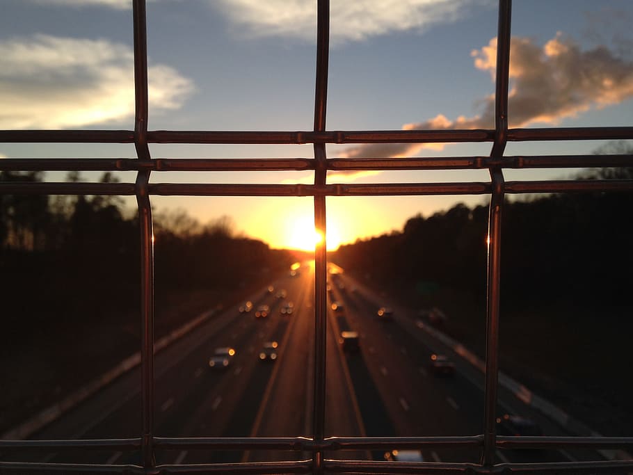 himmel, skyer, sol, solnedgang, biler, hovedvej, vej, udsigt, transportmidler, sky - himmel, natur, ingen mennesker, jernbanetransport, transportform, udendørs, sollys, spore, jernbanespor, vindue, metal, bil, rækværk, gennemsigtig, glas - materiale, silhuet, 2K