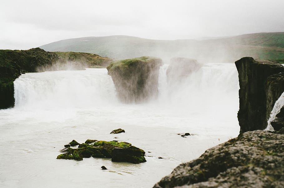 cascate, nuvoloso, cielo, natura, cascata, roccia, scenics - natura, bellezza nella natura, acqua, roccia - oggetto, solido, lunga esposizione, uccello, movimento, giorno, pianta, nessuno, temi animali, acqua corrente, animale, vertebrato, montagna, all'aperto, potere in natura, fluente, 1080P