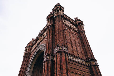 arquitectura, cielo, edificio, estructura, Iglesia, vista de ángulo bajo, estructura construida, exterior del edificio, el pasado, cielo limpio, historia, torre, destinos de viaje, nadie, día, altura maxima, naturaleza, turismo, copia espacio, creencia, religión, viaje, florido, estilo gótico, 5K, CC0, dominio público, libre de derechos