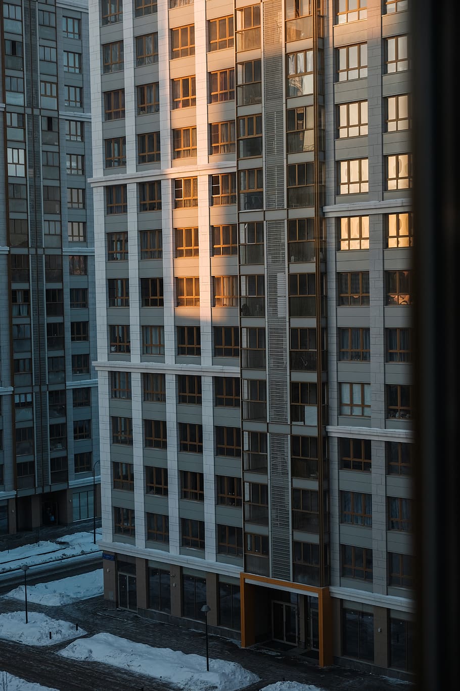 gris, edifici de diversos pisos, durant el dia, decoració de la llar, edifici, urbà, de gran alçada, ciutat, finestra, Moscou, edifici d'apartaments, edifici d'oficines, botlife, Rússia, arquitectura, cortina, ombra de la finestra, sortida del sol, sortida de la ciutat, ciutat urbana, finestres, arc, estructura construïda, exterior de l'edifici, hivern, neu, temperatura de fred, cap gent, oficina, dia, a l'aire lliure, naturalesa, exterior d’edifici d’oficines, vidre - material, barri residencial, cobertura, marc complet, apartament, 5K
