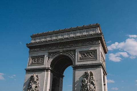 arc de triomphe, monument, arquitectura, França, paris, edifici, arc, arquejat, ciutat, glòria, història, triomf, cel, escultura, art, torre, pilar, obelisc, columna, arqueologia, arc de triomf, destinacions de viatge, vista d’angle baix, turisme, estructura construïda, el passat, viatjar, blau, naturalesa, memorial, cap gent, art i artesania, dia, a l'aire lliure, talla, ornamentat, 5K, CC0, domini públic, lliure de regalies