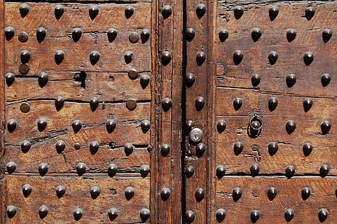 puerta, fotograma completo, antecedentes, marrón, material de madera, nadie, antiguo, en una fila, de cerca, modelo, repetición, adentro, vinificación, bodega, día, lado a lado, metal, texturizado, 2K, CC0, dominio público, libre de derechos
