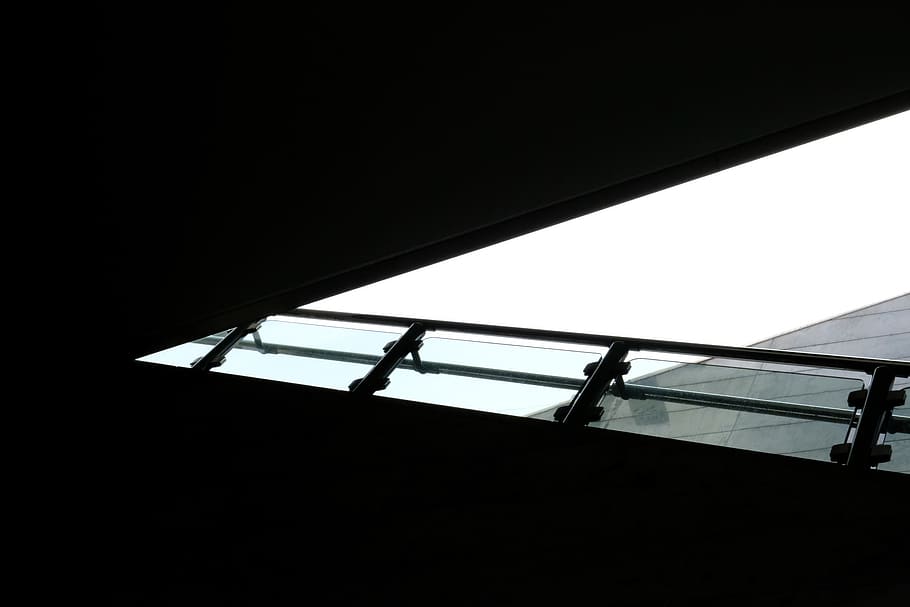 architettura, costruzione, finestra, lucernario, stazione della metropolitana di Blijdorp, Nederland, Rotterdam, la metropolitana, Blijdorp, Linee, edificio per uffici, silhouette, triangolo, asfalto, piramide, soffitto a volta, arcuato, arco, strada, Inquadratura dal basso, struttura costruita, copia spazio, in casa, cielo, nessuno, giorno, natura, cielo sereno, buio, ringhiera, luce del sole, vetro - materiale, trasparente, stanza domestica, 5K