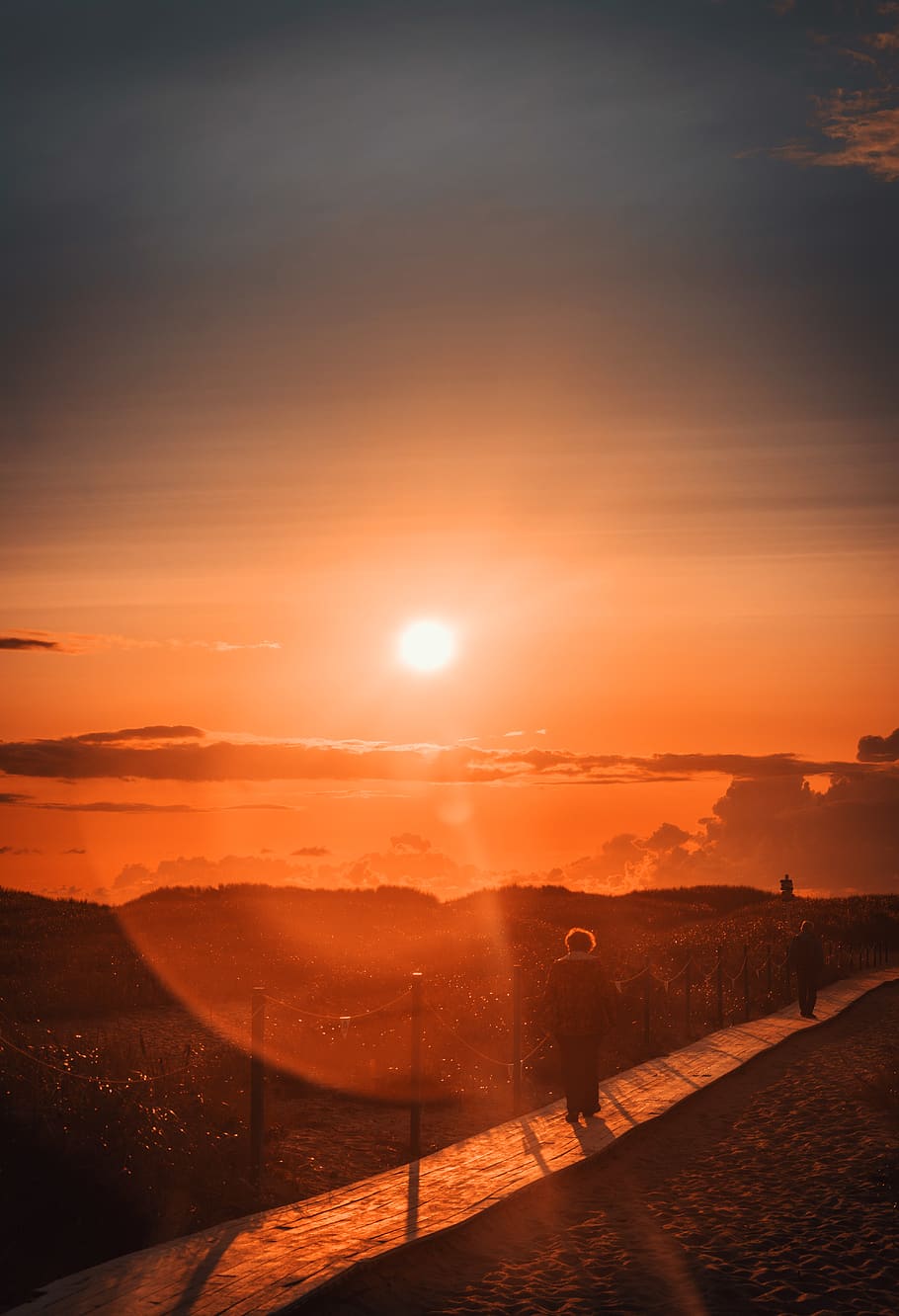 persona, di fronte, montagna, d'oro, ora, retroilluminato, spiaggia, alba, sera, paesaggio, luce, natura, sentiero, panoramico, mare, cielo, sole, tramonto, a piedi, bellezza nella natura, luce del sole, colore arancione, persone reali, scenics - natura, attività di svago, silhouette, persone, stili di vita, riflesso lente, uomini, all'aperto, in piedi, lunghezza intera, luminosa, 5K