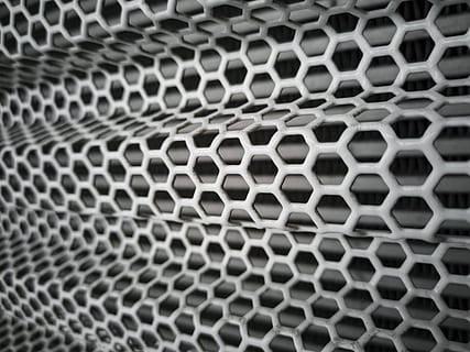 resum, metall, textura, patró, disseny, metàl·lic, superfície, sòl, material, acer, decoració, brillant, industrial, escriptori, daniel, modern, fons, gris, blanc, marc complet, primer pla, cap gent, repetició, forma, forma geomètrica, hexàgon, forat, bresca, quadrícula, graella, cercle, a l'interior, Color blanc, aliatge, 5K, CC0, domini públic, lliure de regalies