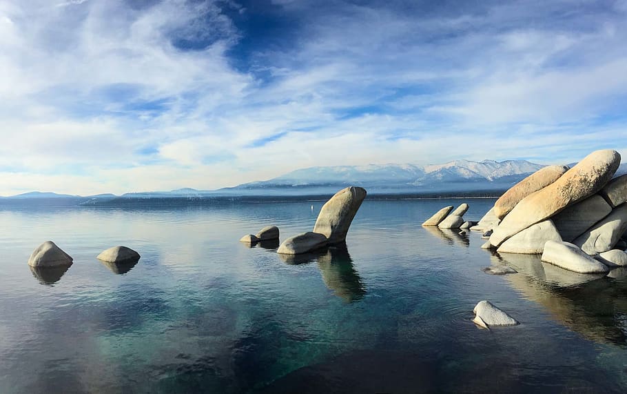 lot de pedra grisa, aigua, roques, rock, naturalesa, llac tahoe, llac, muntanya, muntanyes, núvols, fred, reflexió, núvol, boulder, cel, blau, Estats Units, neu, snowcap, art rupestre, llis, núvol - cel, escenics - natura, escena tranquil·la, bellesa a la natura, tranquil·litat, sòlid, rock - object, cap gent, dia, mar, idíl·lic, escena no urbana, davant del mar, a l'aire lliure, flotant a l'aigua, 1080P