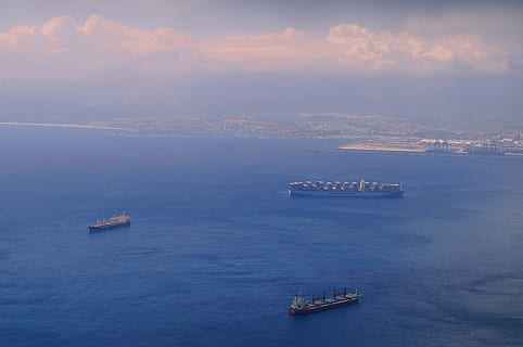 antenne, schot, schip, lichaam, water, baai, strand, lading, wolken, houder, containerschip, daglicht, haven, industrie, landschap, nautische, oceaan, pier, zee, zeegezicht, kust, hemel, transportsysteem, watercrafts, nautisch schip, vervoer, wijze van transport, wolk - lucht, vrachtvervoer, Verzenden, natuur, geen mensen, waterkant, bedrijf, scenics - natuur, reizen, hoge hoekmening, vrachtcontainer, buitenshuis, horizon over water, Cruise schip, 4K, CC0, publiek domein, royaltyvrij