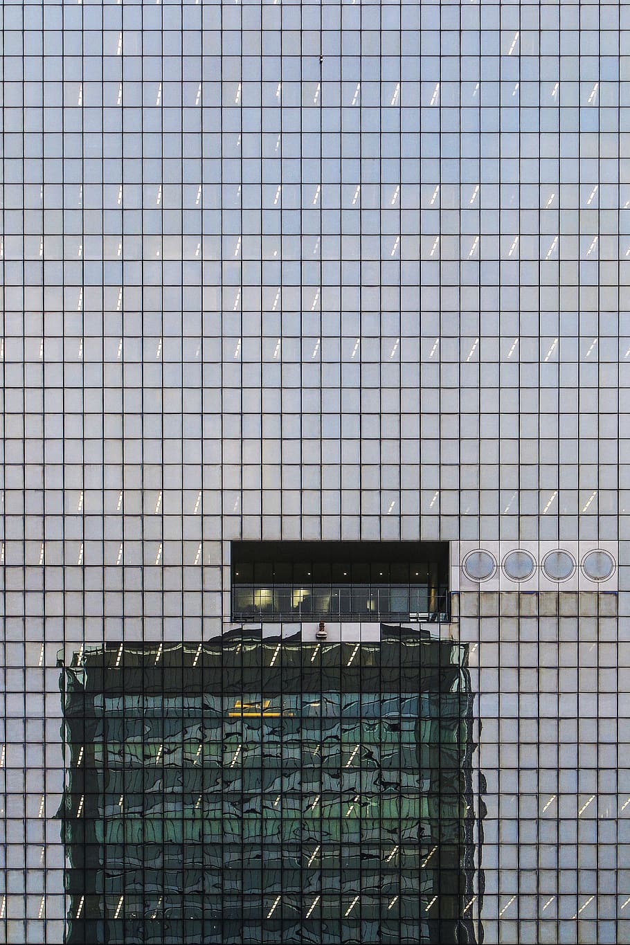 grå ledet lys, arkitektur, bygning, konstruktion, design, ydre, facade, glasartikler, moderne, kontorer, mønster, afspejling, skyskraber, høj, by-, bygget struktur, ingen mennesker, metal, bygning udvendig, dag, murbygningsfunktion, glas - materiale, flise, vindue, lav vinkel visning, udendørs, hegn, barriere, fuld ramme, grænse, gulve, loft, 5K