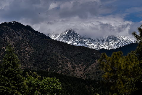 Fotografie der grünen Berge, Wolken, kalt, dunkle Wolken, Tageslicht, hoch, Landschaft, Gipfel, Berge, Natur, Felsen, szenisch, Himmel, Schnee, schneebedeckt, schneebedeckte Berge, Schneeberg, schneebedeckter Berg, Bäume, Winter, Wald, Berg, wolke - himmel, Schönheit in der Natur, Szenen - Natur, keine Leute, Ruhe, Gebirge, Pflanze, ruhige Szene, Baum, Nicht-städtische Szene, Umgebung, draußen, Fernbedienung, Land, Tag, Angebot, 5K, CC0, gemeinfrei, lizenzfrei