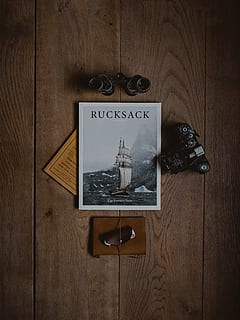 Rucksack Buch, Holz - Material, drinnen, Darstellung, keine Leute, Tabelle, Kommunikation, Text, Nahansicht, Holz, menschliche Darstellung, Stillleben, Bilderrahmen, Kunst und Handwerk, Fotografie-Themen, High Angle View, direkt darüber, Bodenbelag, Rahmen, Kreativität, 5K, CC0, gemeinfrei, lizenzfrei