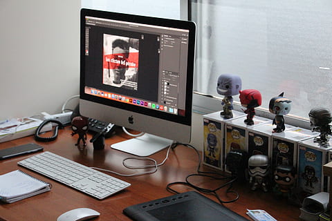počítač, mac, jablko, blbeček, funko, pop, tech, technologie, design, fotografie, hračky, zázrak, DC, komiks, pavoučí muž, než, opovážlivec, Bat-man, hvězdné války, práce, sdělení, spojení, uvnitř, stůl, počítačový monitor, počítačové vybavení, klávesnice, nábytek, lidé, lavice, bezdrátové technologie, kabel, dospělý, počítačová klávesnice, elektřina, muži, počítačová myš, elektrické zařízení, 5K, CC0, veřejná doména, bez autorských práv