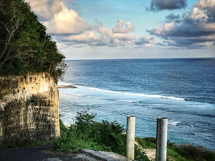 penya-segat, rock, onades, pantai, oceà, horitzó, fons de pantalla, bali, indonèsia, platja, cel, aigua, mar, núvol - cel, horitzó sobre l’aigua, escenics - natura, bellesa a la natura, escena tranquil·la, planta, naturalesa, cap gent, tranquil·litat, terra, arbre, dia, a l'aire lliure, idíl·lic, post de fusta, 4K, CC0, domini públic, lliure de regalies