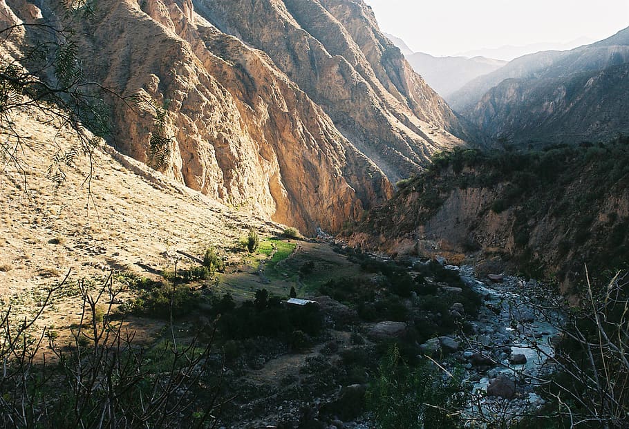 muntanyes marrons, naturalesa, a l'aire lliure, muntanya, vall, canyon, riu, andes, canó del colca, sortida del sol, cañon del colca, colca, penya-segat, Serra, carretera, desert, Carretera bruta, grava, altiplà, planta, avet, escenics - natura, bellesa a la natura, rock, escena tranquil·la, tranquil·litat, escena no urbana, medi ambient, sòlid, rock - object, dia, paisatge, cap gent, remot, idíl·lic, terra, formació, rierol: aigua que flueix, que flueix, aigua que flueix, 4K