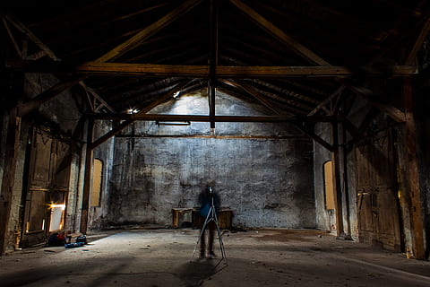 arquitectura, edificio, estructura, establecimiento, Sesión de fotos, abandonado, trípode, cámara, estructura construida, gente real, una persona, longitud total, adentro, estilos de vida, en pie, día, antiguo, hombres, mujer, obsoleto, actividad de ocio, ropa casual, dañado, atropellar, deterioro, columna arquitectonica, techo, sucio, 5K, CC0, dominio público, libre de derechos
