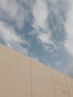 simple, cel, gra, núvol - cel, vista d’angle baix, estructura construïda, arquitectura, exterior de l'edifici, cap gent, naturalesa, dia, edifici, funció de construcció de parets, a l'aire lliure, secció alta, llum solar, patró, blau, ciutat, Color blanc, paret, modern, 4K, CC0, domini públic, lliure de regalies