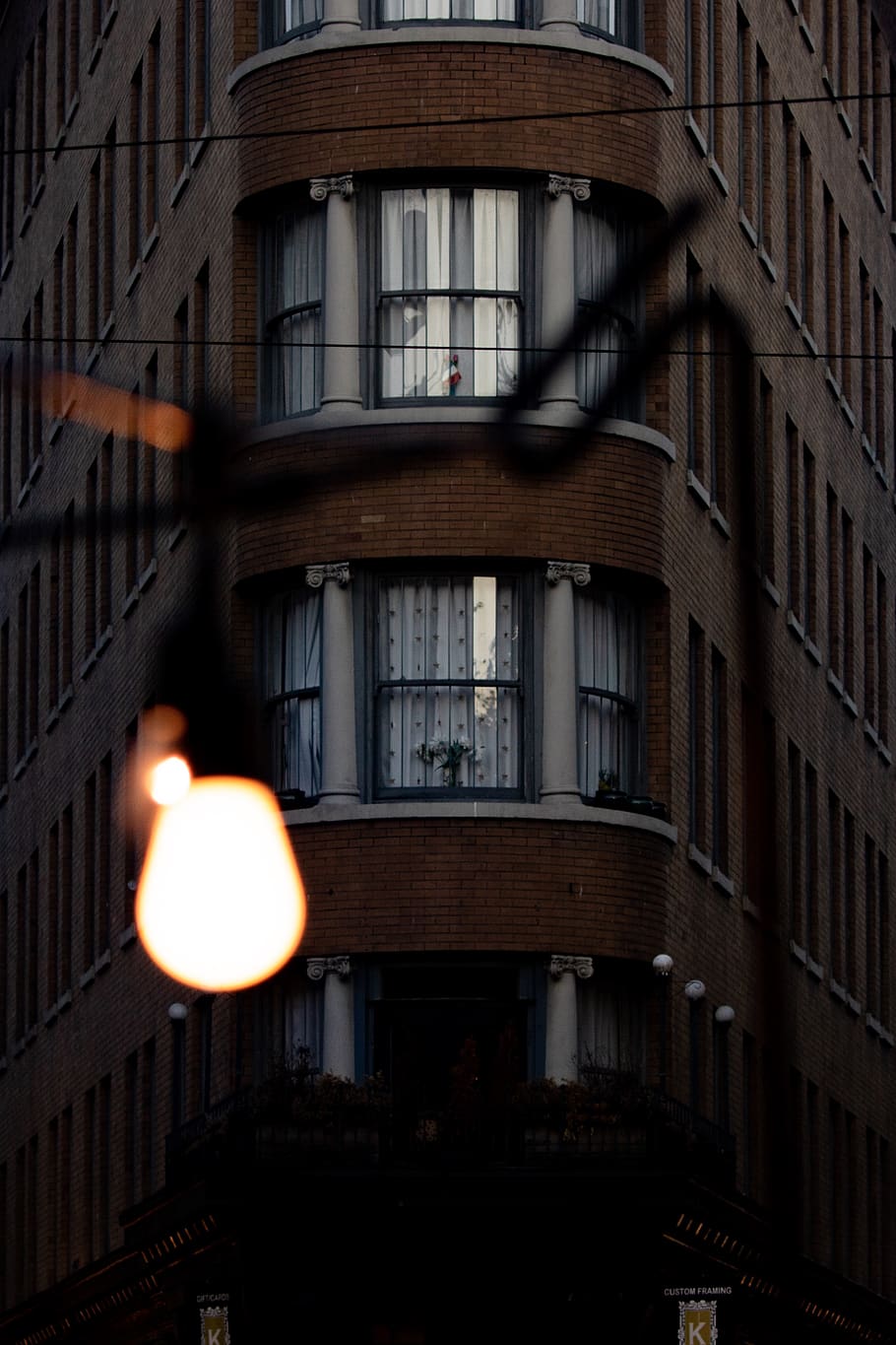 edificio dipinto di marrone, architettura, struttura costruita, esterno dell'edificio, attrezzatura per l'illuminazione, illuminato, finestra, Inquadratura dal basso, costruzione, nessuno, lampione, quartiere residenziale, luce, raggiante, all'aperto, natura, luce elettrica, lampada elettrica, sospeso, città, vetro - materiale, 4K