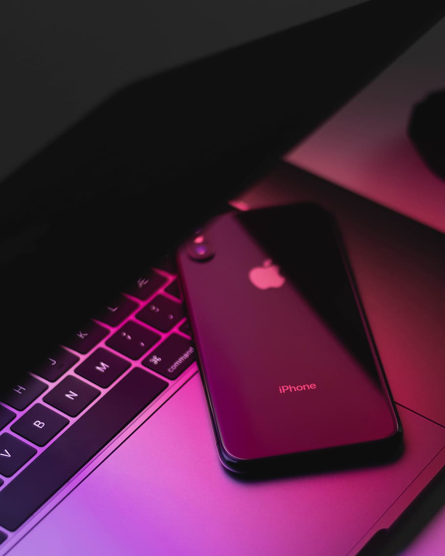 negre, iphone x, MacBook de plata, mòbil, electrònica, telèfon, telèfon mòbil, teclat, ordinador, teclat d’ordinador, maquinari de l'ordinador, maquinari, PC, portàtil, iphone, seguretat, hub, Tablet PC, ordinador de superfície, projector, plat, menjar, tecnologia, tecnologia sense fils, equips informàtics, comunicació, connexió, a l'interior, color rosa, part de l’ordinador, primer pla, cap gent, Internet, tir de l'estudi, xarxa d’ordinadors, clau d’ordinador, dispositiu d’informació portàtil, natura morta, delicte informàtic, 4K
