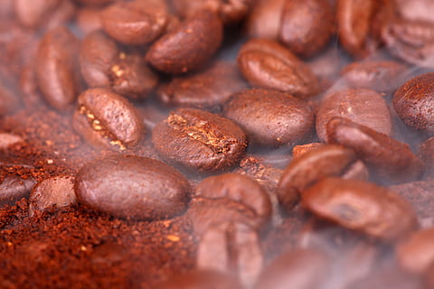 bønne, bakgrunn, makro, mønster, mat, drikke, mørk, fotografering, heap, mocha, ingen, jordbruk, kopiere, hvit, kaffe, brun, horisontal, full, gourmet, bakt, svart, glatt, nærbilde, alkoholfri, abstrakt, flavored, ramme, duftende, tekstur, frø, gruppe, farge, objekter, ingrediens, rom, bilde, stor, strukturert, friskhet, mat og Drikke, selektiv fokusering, full ramme, stor gruppe gjenstander, stilleben, innendørs, overflod, ingen folk, velvære, spise sunt, studio skudd, søt mat, frukt, kaffe - drikke, matbit, fristelse, 5K, CC0, offentlig domene, opphavsrett gratis