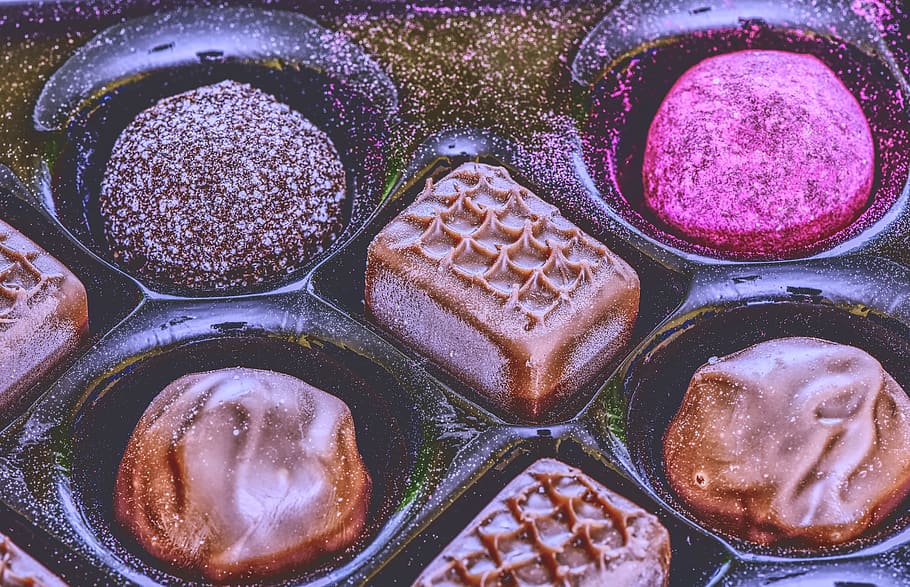 bombons, caramels, xocolata, mossegada, dolç, praliné de xocolata, postres, bombons fins, menjar, pastisseria, confiserie, gourmet, calories, deliciós, especialitat, cacau, pastisseria de xocolata, marca, xocolateria, tòfona, bombons de tòfones, bombons de tòfona, menjar i beguda, menjar dolç, frescor, natura morta, primer pla, indulgència, vista d’angle alt, cap gent, fons, a l'interior, temptació, marc complet, menjar poc saludable, llest per menjar, contenidor, directament a sobre, variació, berenar, 5K