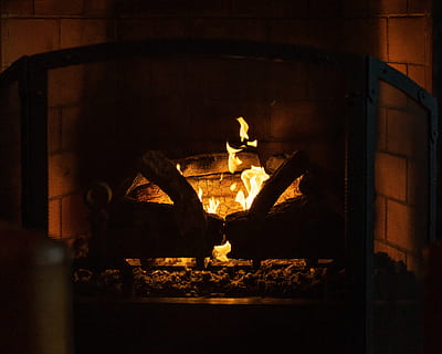 beleuchteter Kamin, Kamin, drinnen, Feuer, Feuerstelle, Kaffee aus Storyville, Vereinigte Staaten von Amerika, Seattle, protokolliert, warm, rot, gemütlich, Orange, glühen, Silhouette, Flammen, Innenarchitektur, Flamme, Bildschirm, Elektronik, Verbrennung, Hitze - Temperatur, Feuer - natürliches Phänomen, Log, Gerät, Ofen, Holz, keine Leute, Holz - Material, Brennholz, Natur, glühend, Holzofen, Nacht-, Essen und Trinken, 4K, CC0, gemeinfrei, lizenzfrei