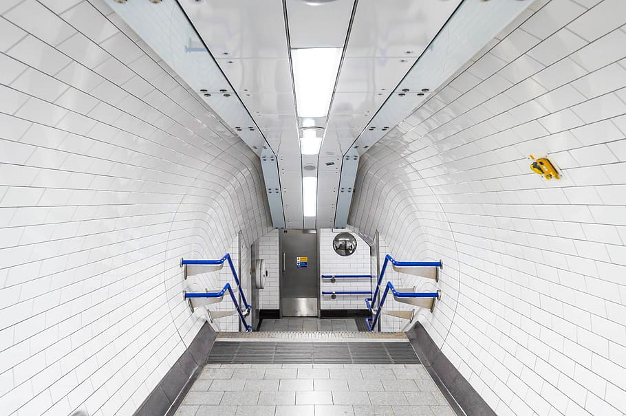 valkoinen tunneli, käytävä, ajoneuvo, kuljetus, juna-asema, kouluttaa, pääte, tuoli, huonekalut, metro, porraskaide, kaide, tunneli, auto, urheiluauto, lattia, valaistus, coupe, klinikka, sairaala, arkkitehtuuri, julkinen liikenne, sisällä, valaistu, katto, suunta, metroasema, lattianpäällyste, valaistuslaitteet, rakennettu rakenne, seinänrakennusominaisuus, ei ihmisiä, tie eteenpäin, tyhjä, kuljetustapa, näkökulmasta, rautatiekuljetukset, laatta, alikulkutunneli, maanalainen kävelytie, 5K