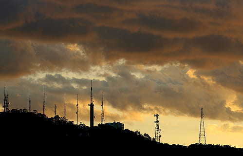 skyer, sol, bjerg, landskab, tusmørke, himmel, afspejling, natur, farverig, panorama, belysning, atmosfære, Florianopolis, santa catarina, brasilien, radiostationer, fjernsyn, industri, sky - himmel, tårn, fabrik, arkitektur, teknologi, meddelelse, bygget struktur, bygning udvendig, høj - høj, solnedgang, ingen mennesker, silhuet, brændstof og elproduktion, udsendelse, udendørs, røgstabel, forurening, global kommunikation, luftforurening, Spir, 4K, CC0, offentligt domæne, royaltyfrie