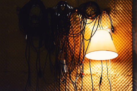 Kabel, Mikrofonkabel, Studio, Licht, Drei Phasen, Lichtanlage, beleuchtet, Elektrizität, elektrische Lampe, drinnen, elektrisches Licht, Lampenschirm, glühend, keine Leute, Licht - natürliches Phänomen, Wohngebäude, Flachwinkelansicht, Nahansicht, die Glühbirne, Nacht-, Dekoration, dunkel, Wandbau - Funktion, Technologie, 4K, CC0, gemeinfrei, lizenzfrei