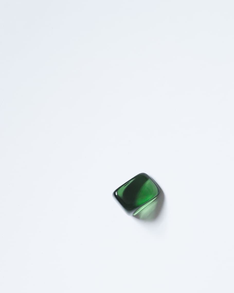 gemma, pietra, verde, girato in studio, sfondo bianco, copia spazio, in casa, singolo oggetto, colore verde, nessuno, ritagliare, semplicità, avvicinamento, pietra preziosa, natura morta, brillante, vista dall'alto, minerale, gioielli, capsula, fotogramma intero, sfondi, gemma preziosa, 4K
