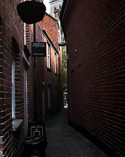 maó, vermell, blanc, llum, ombra, assignatura, truro, Cornwall, UK, ciutat, urbà, carrer, carreró, túnel, líder, fosc, arquitectura, estructura construïda, exterior de l'edifici, edifici, barri residencial, paret de maó, el camí a seguir, direcció, paret, sendera, cap gent, a l'aire lliure, funció de construcció de parets, comunicació, transport, casa, 4K, CC0, domini públic, lliure de regalies