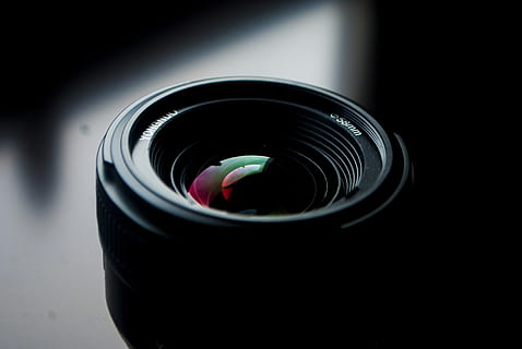 lent, càmera, rodó, tecnologia, equip, primer pla, a l'interior, natura morta, cap gent, lent - instrument òptic, multicolor, vista d’angle alt, enfocament selectiu, contenidor, temes de fotografia, centrar-se en primer pla, taula, color negre, art i artesania, sol objecte, vidre - material, dia, gran grup d'objectes, equip fotogràfic, menjar dolç, art i equipament artesanal, 4K, CC0, domini públic, lliure de regalies