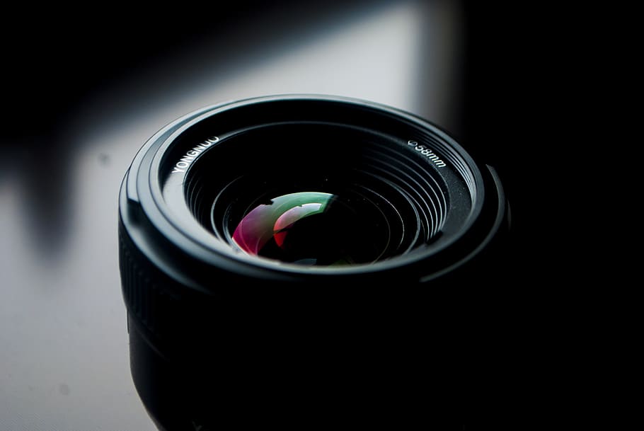 lent, càmera, rodó, tecnologia, equip, primer pla, a l'interior, natura morta, cap gent, lent - instrument òptic, multicolor, vista d’angle alt, enfocament selectiu, contenidor, temes de fotografia, centrar-se en primer pla, taula, color negre, art i artesania, sol objecte, vidre - material, dia, gran grup d'objectes, equip fotogràfic, menjar dolç, art i equipament artesanal, 4K