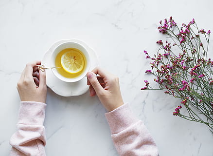 te, bord, blomster, hænder, kop og tallerken, citron, frugt, varm drikke, drik, krus, marmor, fladt læg, pause, slap af, drikke, organisk, Opdater, minimal, tapet, tid, bedrift, mad og drikke, friskhed, en person, kop, plante, forfriskning, blomst, menneskelig hånd, hånd, mad, blomstrende plante, sund kost, rigtige mennesker, indendørs, velvære, te kop, 5K, CC0, offentligt domæne, royaltyfrie