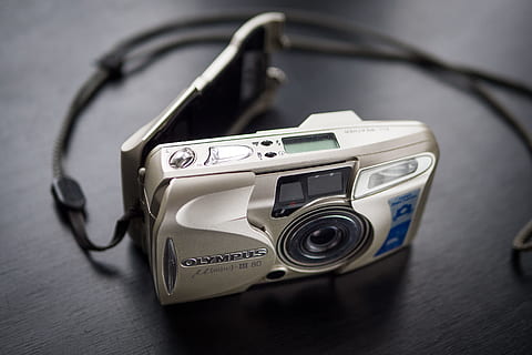 kamera, elektronikk, stropp, digitalkamera, hodetelefoner, headset, armbåndsur, stereo, logo, symbol, varemerke, videokamera, tape spiller, kassettspiller, adapter, datamaskin, laptop, pc, elektrisk enhet, stikkontakt, nærbilde, teknologi, innendørs, ingen folk, fokusere på forgrunnen, enkelt objekt, metall, utstyr, sikkerhet, retro stylet, fotografering temaer, kamera - fotografisk utstyr, grå, Nummer, Media, forbindelse, beskyttelse, moderne, elektrisk utstyr, 5K, CC0, offentlig domene, opphavsrett gratis