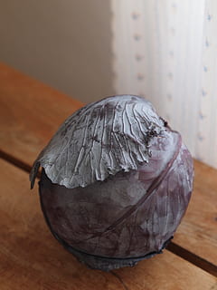 verdura roja, planta, vegetal, repollo, comida, Produce, col cabeza, pájaro, animal, cocina, sano, madera, madera dura, árbol, abies, abeto, dulces, confitería, ajo, esfera, adentro, material de madera, de cerca, centrarse en primer plano, mesa, bienestar, nadie, alimentación saludable, comida y bebida, naturaleza muerta, solo objeto, frescura, vista de alto ángulo, alimentos crudos, pared - característica de la construcción, día, comida vegetariana, 4K, CC0, dominio público, libre de derechos
