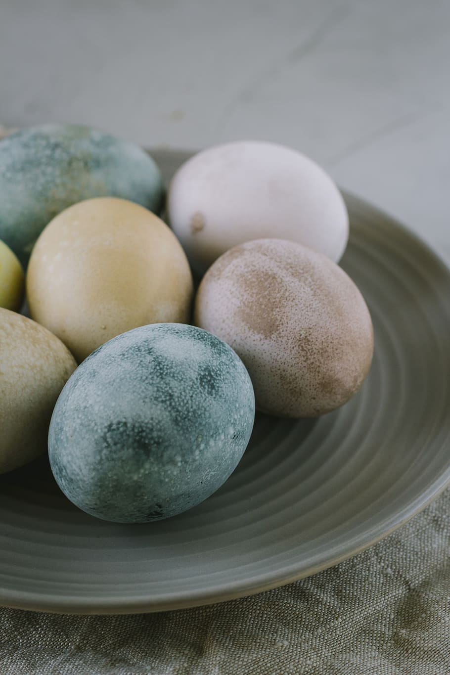 ous de pasqua de color variat, placa, primer pla, deliciós, Pasqua, ous, menjar, fotografia de menjar, Feliç Pasqua, pintat, rústic, menjar i beguda, natura morta, frescor, a l'interior, cap gent, alimentació saludable, benestar, taula, vista d’angle alt, centrar-se en primer pla, bol, grup d'objectes, ou, menjar dolç, fruita, grup mitjà d'objectes, dia, temptació, 5K