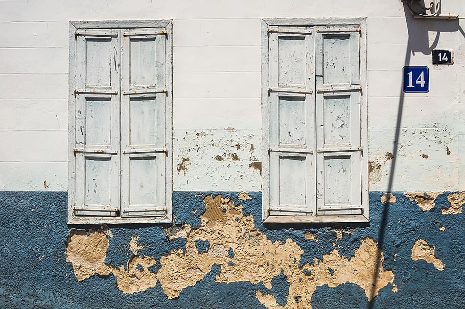 Tür, Wand, Fenster, Teppich, Vorhang, Verschluss, Wohnkultur, Graffiti, Malerei, Kunst, Wandgemälde, Fensterschatten, Eis, draußen, Natur, Frost, Schnee, Säugetier, Tier, Tierwelt, gebaute Struktur, die Architektur, Gebäudehülle, Wandbau - Funktion, Tag, Eingang, keine Leute, Gebäude, geschlossen, Kommunikation, Nummer, Holz - Material, verwittert, Sicherheit, weiße Farbe, Schutz, Zeichen, 5K