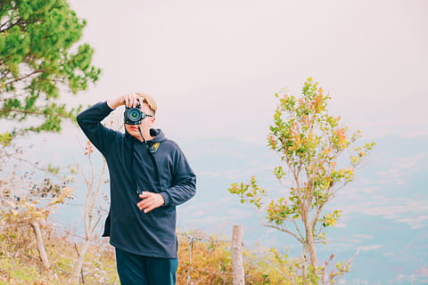osoba, hospodářství, dslr fotoaparát, Fotoaparát, denní světlo, životní prostředí, tráva, růst, krajina, muž, Příroda, fotit, stromy, mladý, jedna osoba, stojící, rostlina, fotoaparát - fotografické vybavení, fotografická témata, muži, volnočasové aktivity, skutečných lidí, životního stylu, focení, technologie, den, neformální oblečení, krása v přírodě, čelní pohled, tři čtvrtletí, samci, aktivita, venku, zakryté tváře, fotograf, digitální fotoaparát, změna, 5K, CC0, veřejná doména, bez autorských práv