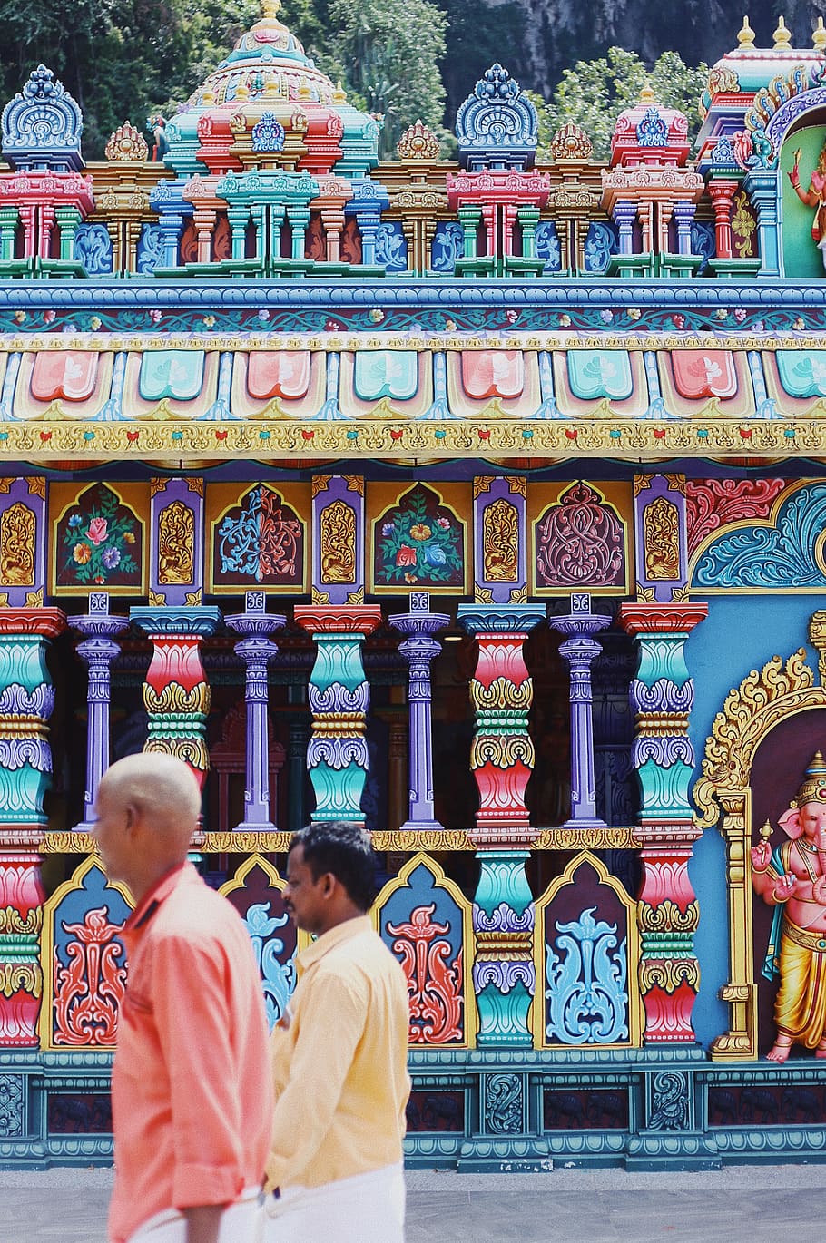chrám, architektura, budova, člověk, osoba, svatyně, uctívání, kuala lumpur, malajsie, Batu jeskyně, turista, cestovní inspirace, cestovní fotografie, cestovat, Jihovýchodní Asie, barva, prohlídka, detail, žlutá, náboženství, víra, stavba, skutečných lidí, místo uctívání, duchovno, muži, den, životního stylu, exteriér budovy, lidé, umění a řemesla, dva lidé, dospělý, vyšperkovaný, venku, 2K