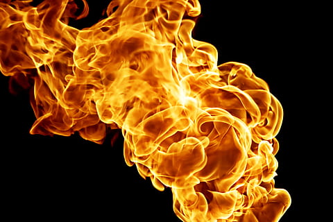 fuego, llama, infierno, cocina, negro, quemar, calor, detalle, de cerca, papel pintado, calentar, parilla, lengua de fuego, hoguera, flameante, ardiente, inflamable, fondo negro, calor - temperatura, fuego - fenómeno natural, firmar, señal de advertencia, de color negro, separar, movimiento, color naranja, foto de estudio, comunicación, nadie, naturaleza, explotando, amarillo, riesgo, oscuro, brillantemente iluminado, 2K, CC0, dominio público, libre de derechos