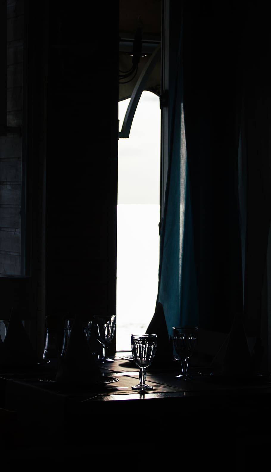 clar, copes de vi, taula, fosc, a l'interior, llum, ombra, Copa de vi, cortina, vidre, cap gent, finestra, seient, copa, absència, cadira, dia, vidre - material, transparent, equipament per a la llar, interior de casa, menjar i beguda, natura morta, habitació domèstica, luxe, configuració, 2K