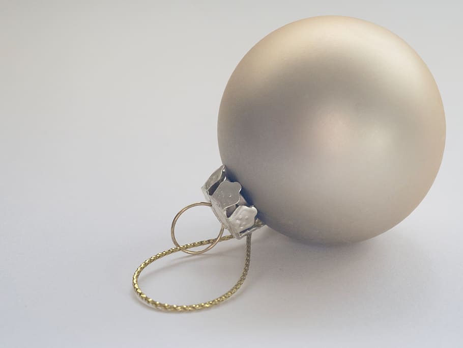 bakgrunn, bakgrunns, hvit bakgrunn, hvit plass, juletre, julepynt, ornament, årstid, julen bakgrunn, jul tapeter, gull bauble, dekorere, festlig, ferie, feiring, tre, minimal, enkel, studio skudd, smykker, stilleben, innendørs, nærbilde, gullfarget, ingen folk, kopiere plass, gull, enkelt objekt, skjære ut, rikdom, geometrisk form, metall, to gjenstander, sirkel, halskjede, form, sølvfarget, luksus, 4K