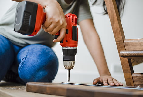 la personne, en utilisant, rouge, noir, sans fil, perceuse électrique, marron, en bois, bar, assembler, boulon, constructeur, charpenterie, fermer, percer, meubles, mains, bois dur, à l'intérieur, fabrication, métal, outil électrique, vis, compétence, La technologie, outil, porter, bois, travail, Vrais gens, section médiane, main humaine, Hommes, personnes, main, partie du corps humain, machinerie, se concentrer sur le premier plan, en portant, séance, outil de travail, bois - matériau, Activité de loisir, adulte, journée, femmes, Vêtements décontractés, jeans, 5K, CC0, domaine public, libre de droits