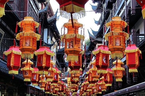 linternas rojas, humano, persona, gente, llevar a la fuerza, China, rendir culto, arquitectura, santuario, templo, edificio, Asia, lámpara, linterna, contenedor de envío, pueblo, ciudad, urbano, mercado, festival, multitud, colgando, estructura construida, religión, creencia, exterior del edificio, espiritualidad, nadie, equipo de iluminación, vista de ángulo bajo, día, lugar de adoración, decoración, al aire libre, linterna china, 2K, CC0, dominio público, libre de derechos