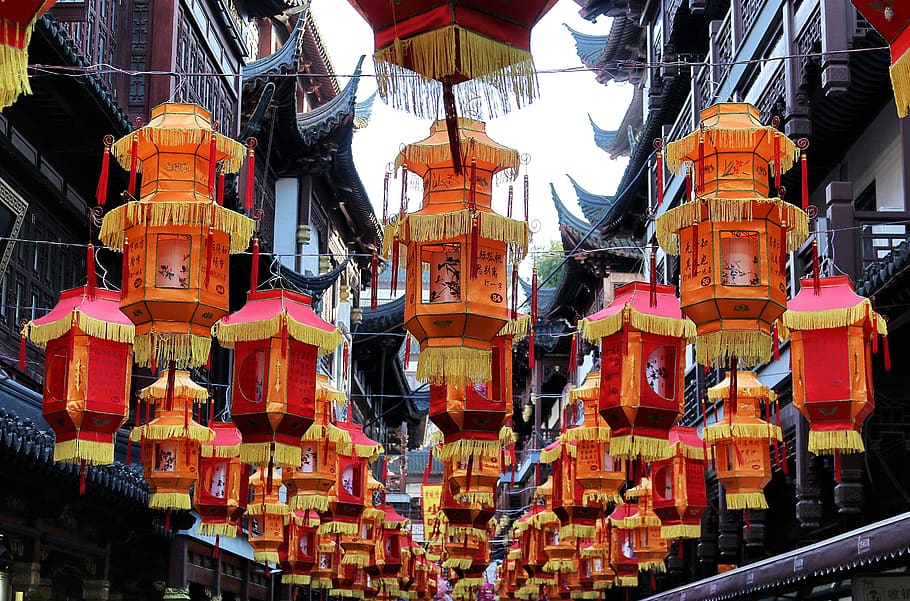 lanterne rosse, umano, persona, persone, shanghai, Cina, culto, architettura, santuario, tempio, costruzione, Asia, lampada, lanterna, container, cittadina, città, urbano, mercato, Festival, folla, sospeso, struttura costruita, religione, credenza, esterno dell'edificio, spiritualità, nessuno, attrezzatura per l'illuminazione, Inquadratura dal basso, giorno, luogo di culto, decorazione, all'aperto, lanterna cinese, 2K