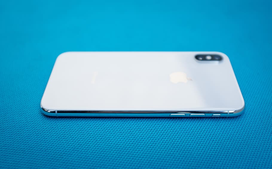 tecnologia, poma, iphone, iphone 10, iphone x, x, telèfon intel·ligent, telèfon mòbil, mòbil, borrós, profunditat, telèfon, lent, càmera, blau, tecnologia sense fils, fons de colors, tir de l'estudi, connexió, comunicació, fons blau, a l'interior, dispositiu d’informació portàtil, còpia espai, primer pla, sol objecte, cap gent, pantalla del dispositiu, portabilitat, tauleta digital, senzillesa, comunicacions globals, en blanc, missatge, vaixella, 4K
