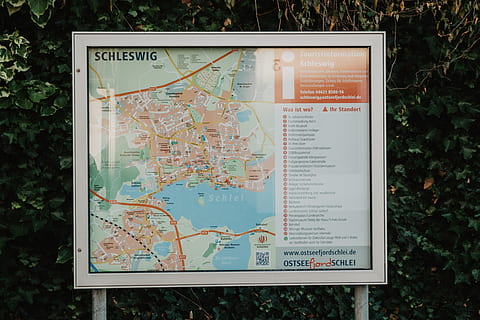 schleswig, Duitsland, kaart, de begeleiding, geen mensen, tekst, natuur, fabriek, communicatie, dag, buitenshuis, richting, westers schrift, wereldkaart, papier, veld-, boom, land-, hoge hoekmening, vervoer, detailopname, gras, 5K, CC0, publiek domein, royaltyvrij