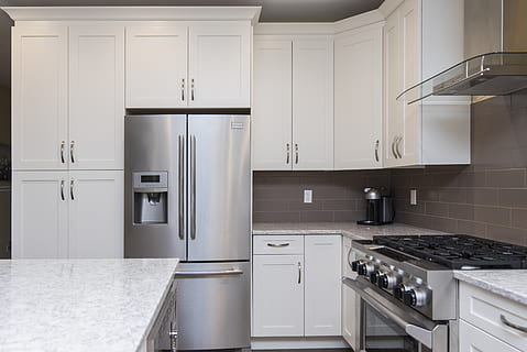 area dapur, dapur, dapur rumah tangga, rumah, kamar domestik, alat, kompor, dalam ruangan, peralatan Rumah tangga, interior rumah, mebel, kabinet, tidak ada orang, kulkas, modern, oven, meja dapur, wastafel, pintu, baja, logam, lantai, kemewahan, bersih, 2K, CC0, domain publik, bebas royalti