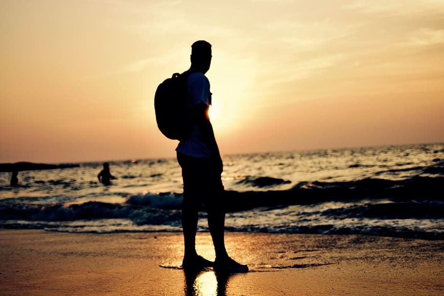 Indien, goa, tropisch, Sonnenuntergang, Ozean, Südasien, Asien, Strand, Land, Meer, Himmel, Wasser, Schönheit in der Natur, echte Menschen, Silhouette, Lebensstile, Freizeitbeschäftigung, Horizont, orange Farbe, Horizont über Wasser, Stehen, Natur, eine Person, in voller Länge, Szenen - Natur, draußen, 5K